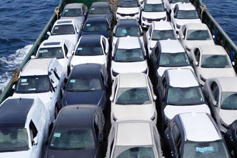 تأثیر نوسانات نرخ دلار بر قیمت و عرضه خودروهای وارداتی در ایران